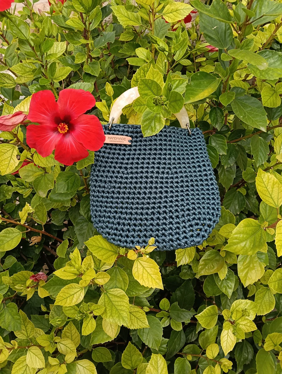 Bolsito de mano azul pavo real