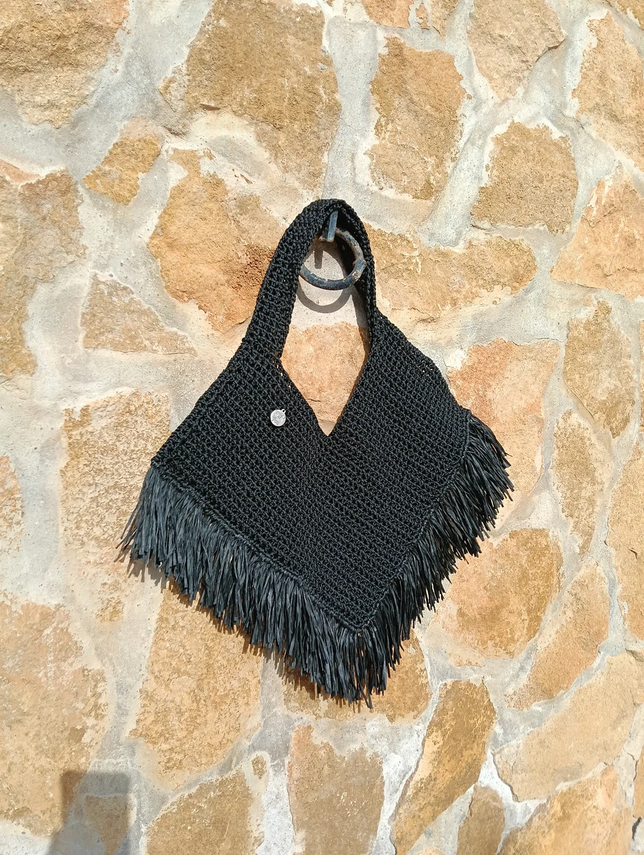 Bolso de mano negro con flecos